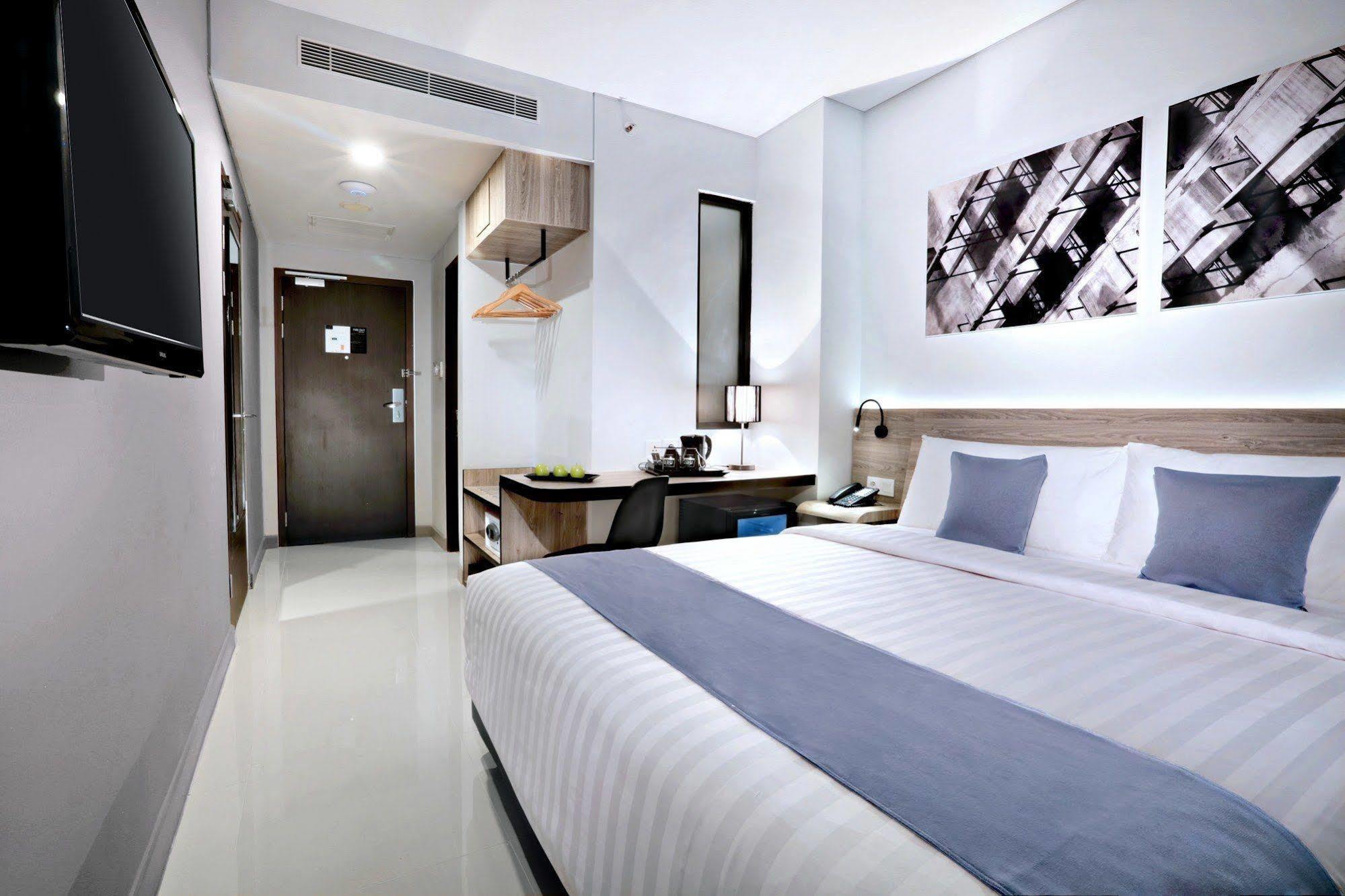 Hotel Neo Gajah Mada Pontianak By Aston Exterior photo